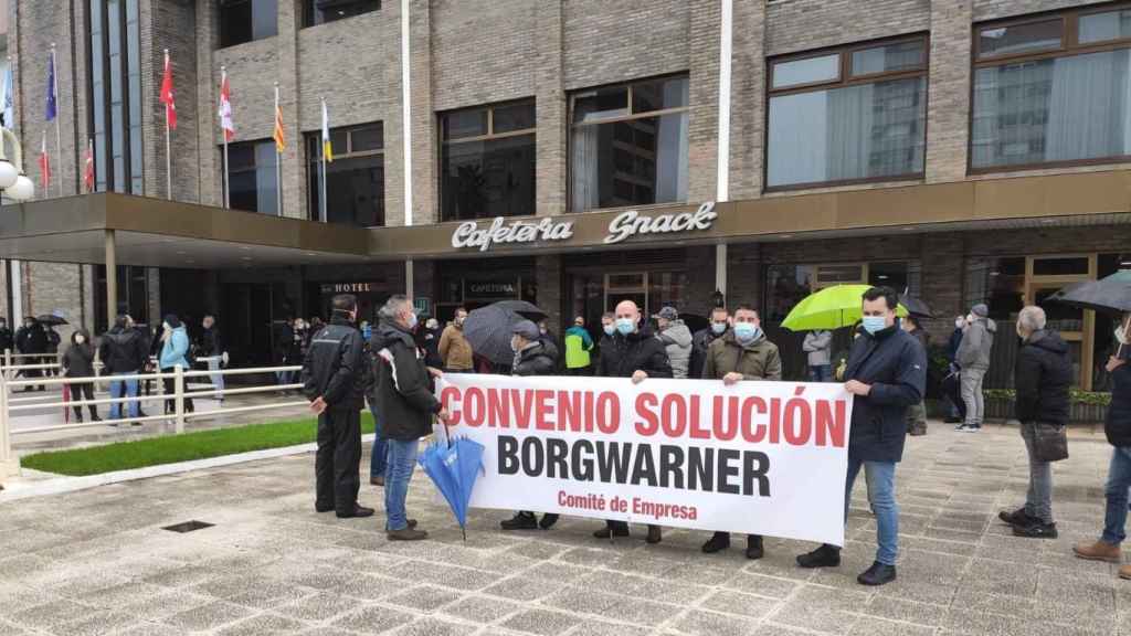 Trabajadores de la planta viguesa de Borgwarner durante la concentración realizada este jueves