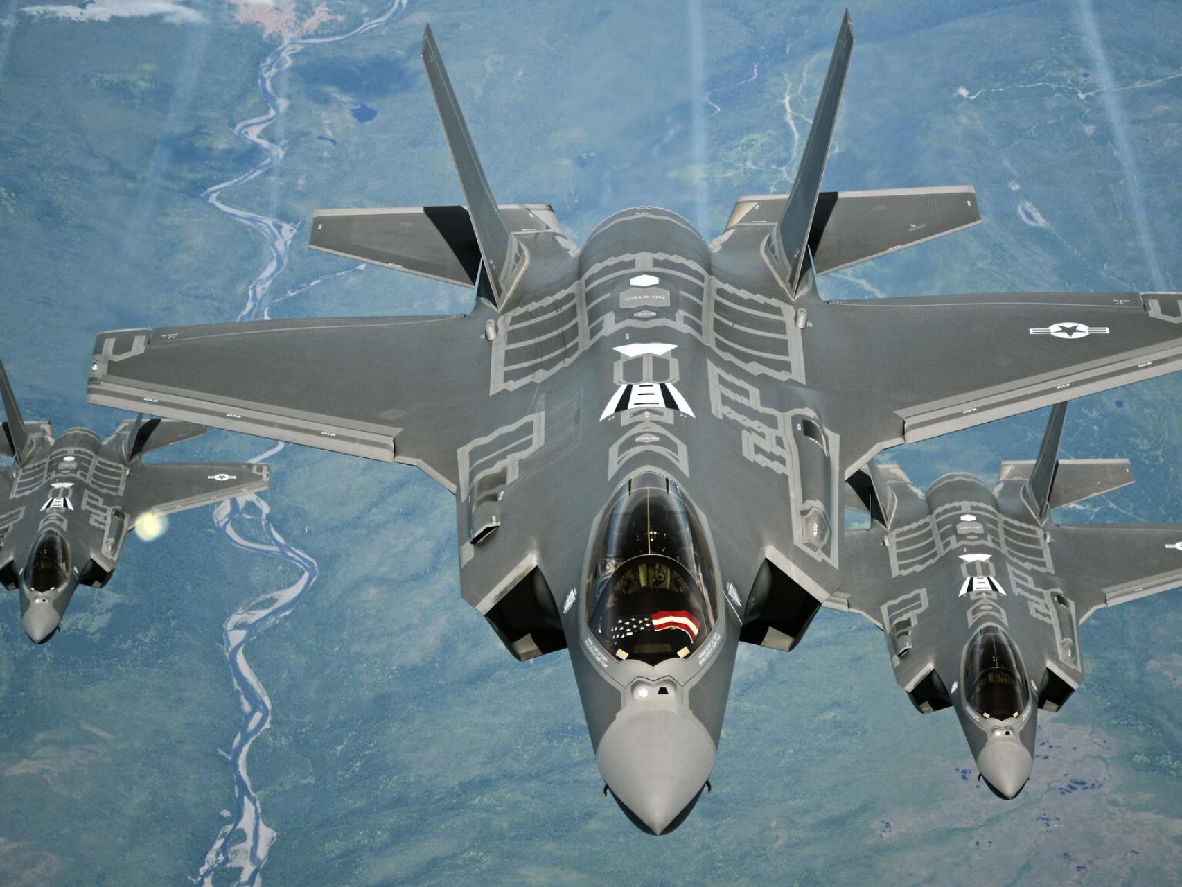 El increíble vídeo de dos cazas F-35 derribando drones en el aire con misiles guiados