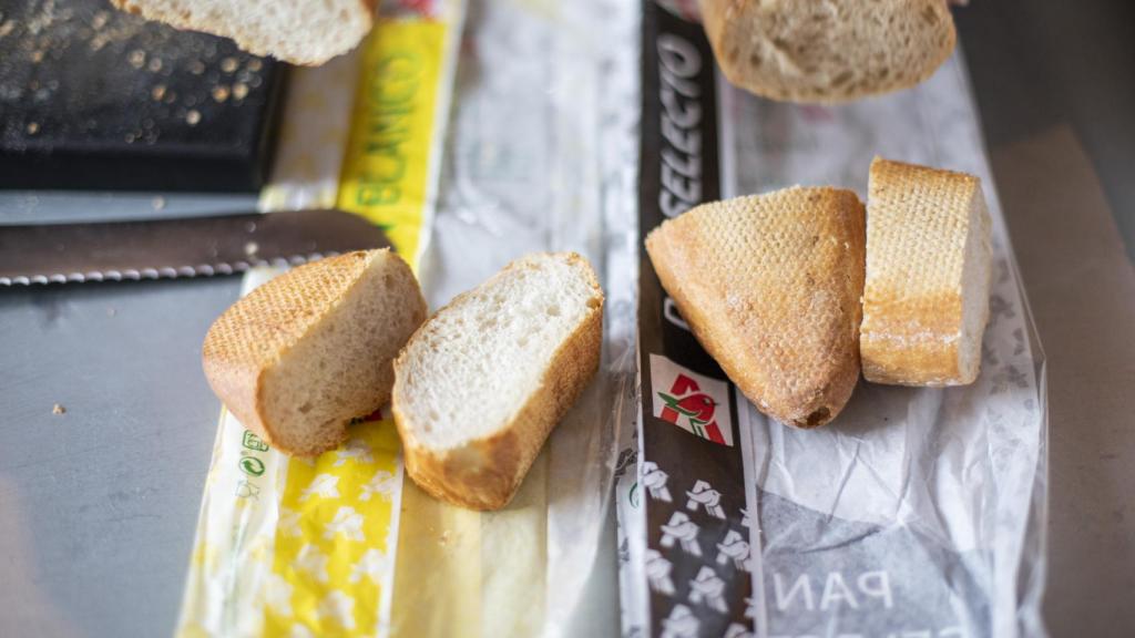 A la izquierda, la barra; a la derecha, la maruxa de masa madre.