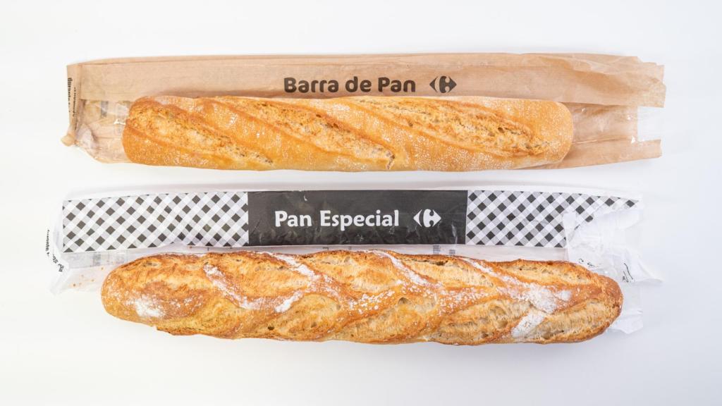 Arriba, barra de pan con masa madre de Carrefour; abajo, barra de pan clásica.