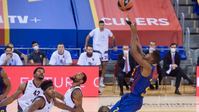 Higgins tirando en el Barça -Olimpia Milano