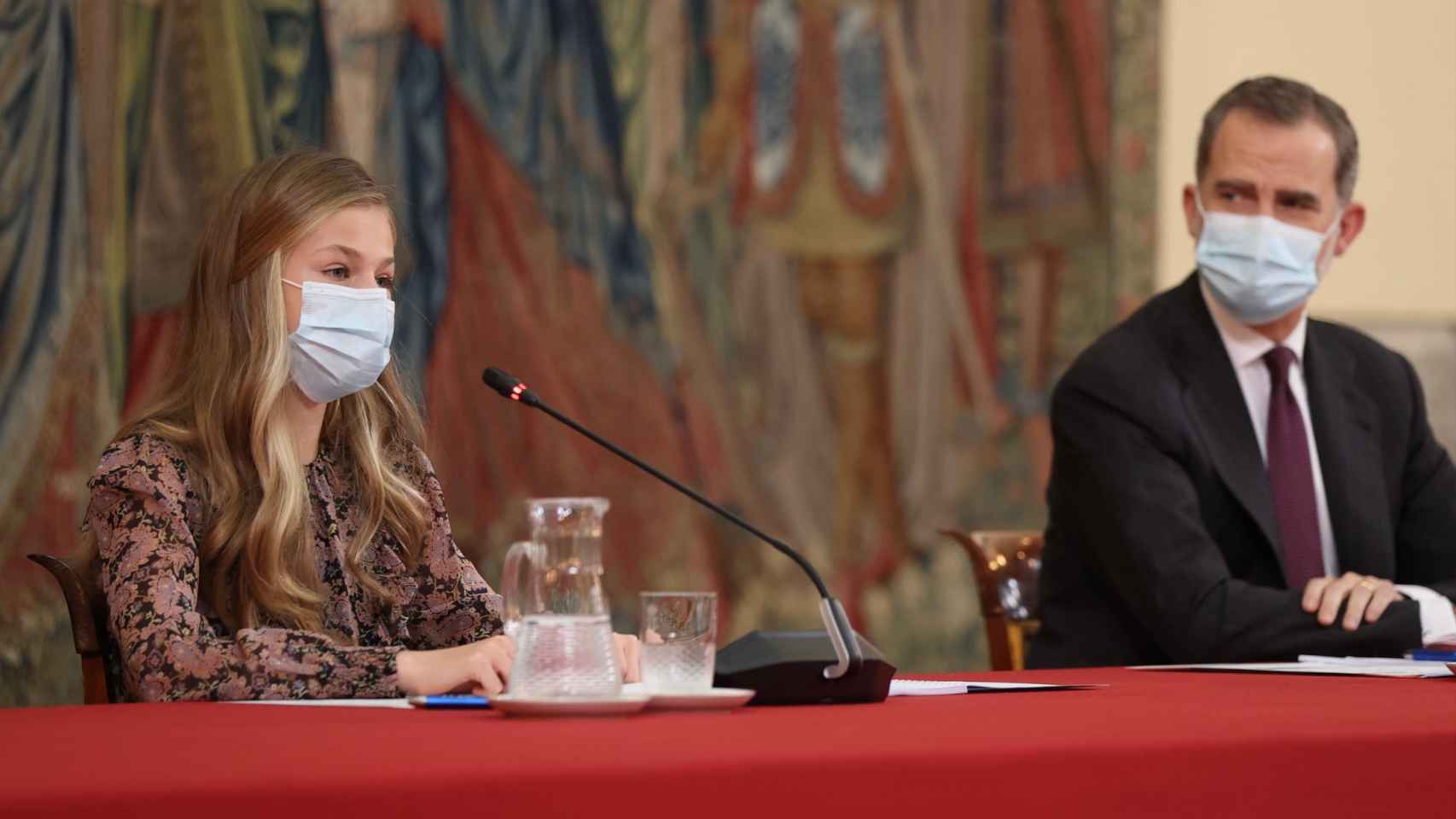La princesa Leonor en su último acto institucional pronunciando unas palabras en catalán mientras el Rey la mira.