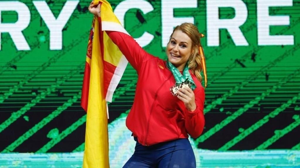 Lydia Valentín celebra su oro mundial en halterofilia.