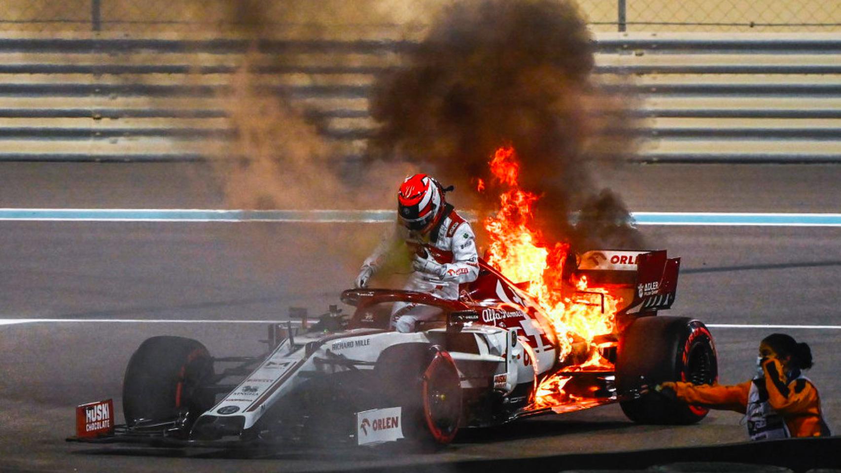 Raikkonen escapa de su Alfa Romeo en llamas y revive la pesadilla de Grosjean en Abu Dhabi