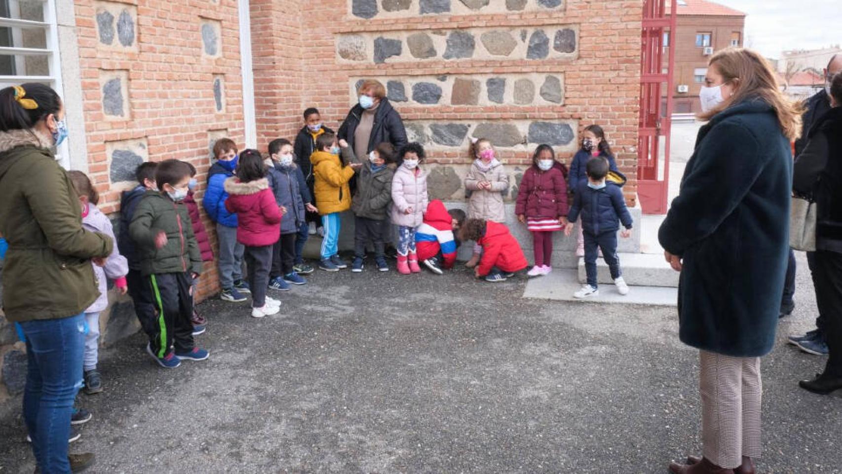 La consejera de Educación, Cultura y Deportes, Rosa Ana Rodríguez, ha visitado el CEIP Ángel del Alcázar de Toledo