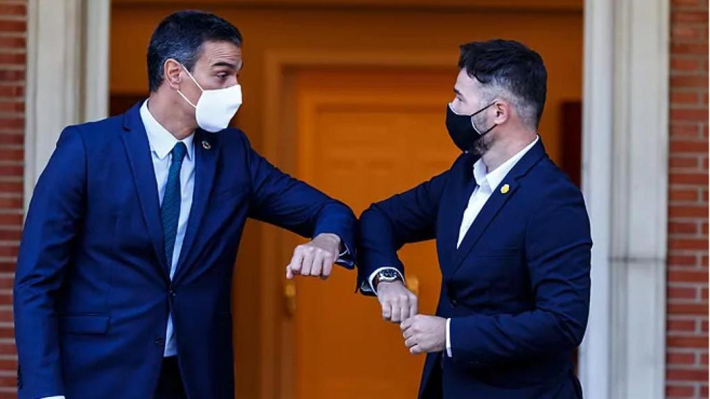 El presidente del Gobierno, Pedro Sánchez, y el portavoz de ERC en el Congreso, Gabriel Rufián, en una imagen de archivo.