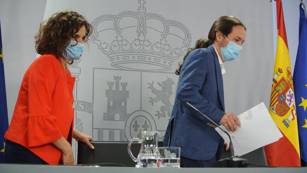 María Jesús Montero y Pablo Iglesias en la sala de prensa de Moncloa.