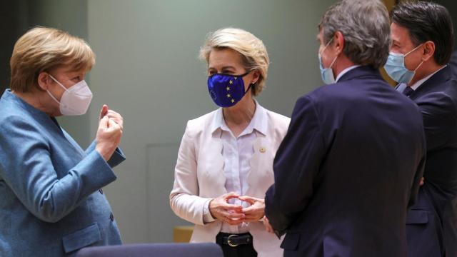 Angela Merkel, Ursula von der Leyen y David Sassoli, durante la cumbre de Bruselas