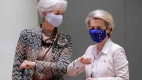 Christine Lagarde y Ursula von der Leyen se saludan durante la cumbre de este viernes