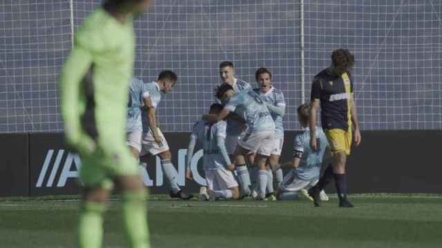 Los jugadores del Juvenil celebran en el partido inaugural de la Cidade Deportiva Afoueteza, ante el Deportivo.