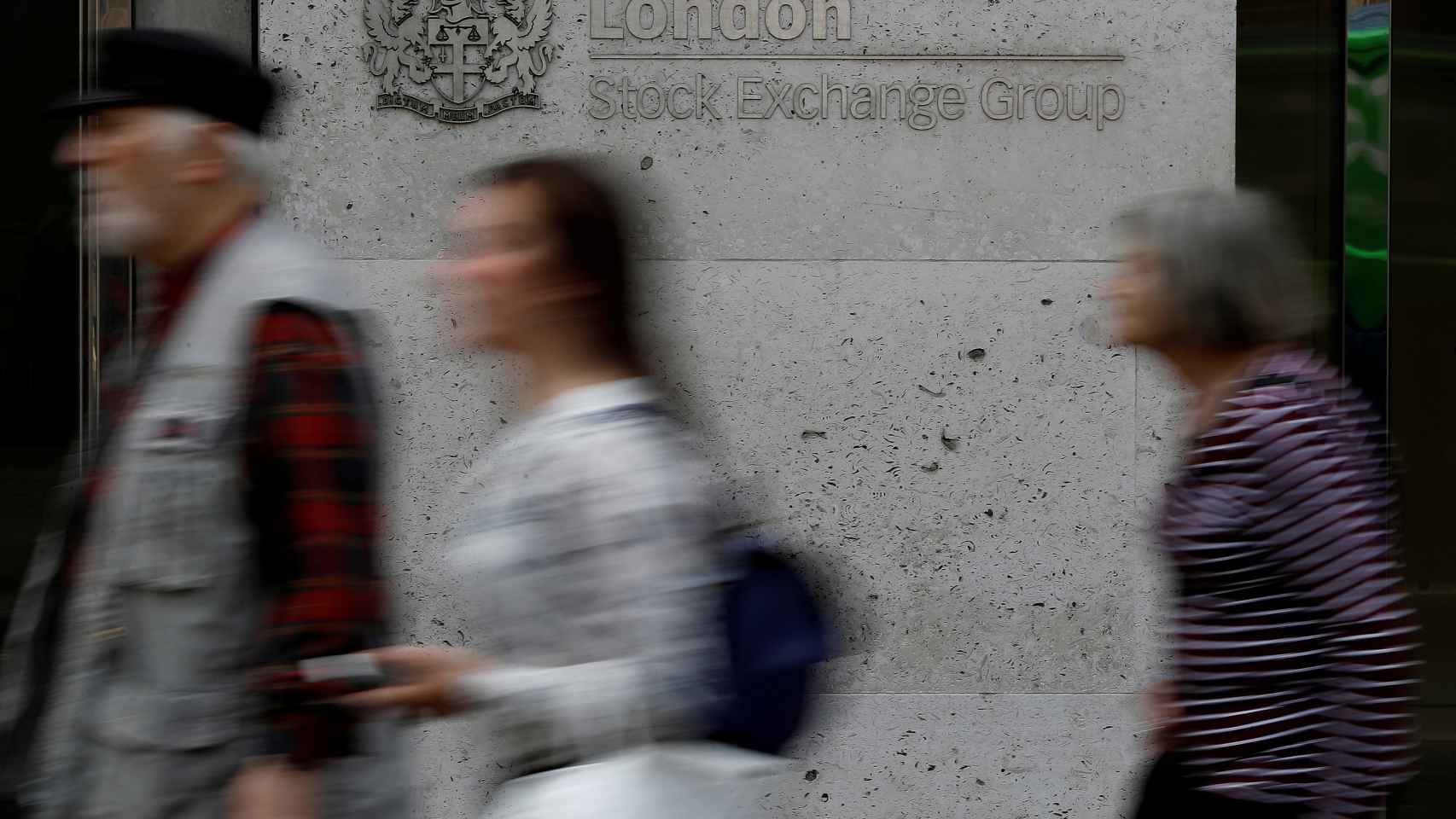 Personas pasan frente a la Bolsa de Londres