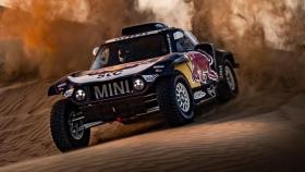 Carlos Sainz disputando la Baja Ha'il con Mini