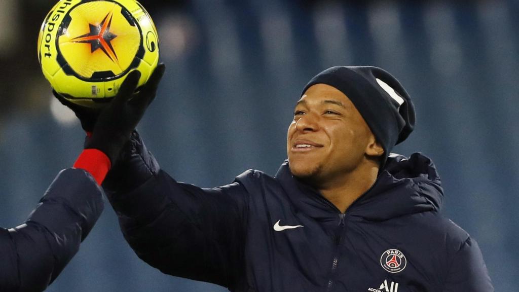 Kylian Mbappé, jugando con el balón en un entrenamiento