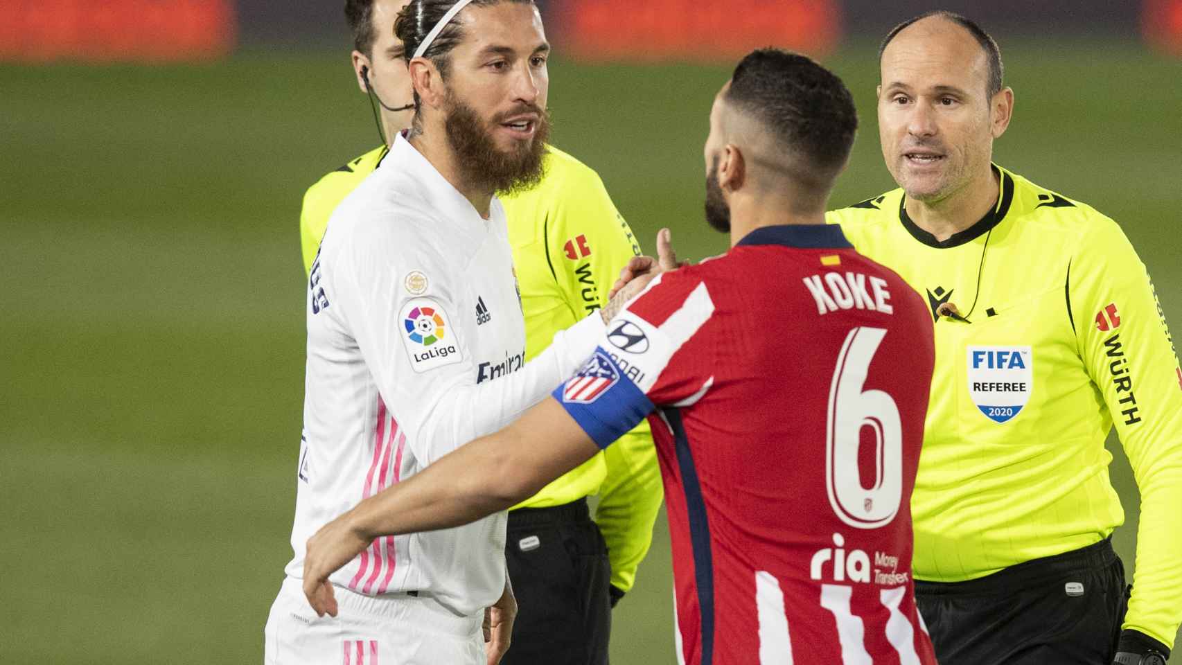 Sergio Ramos y Koke se saludan antes de comenzar el partido