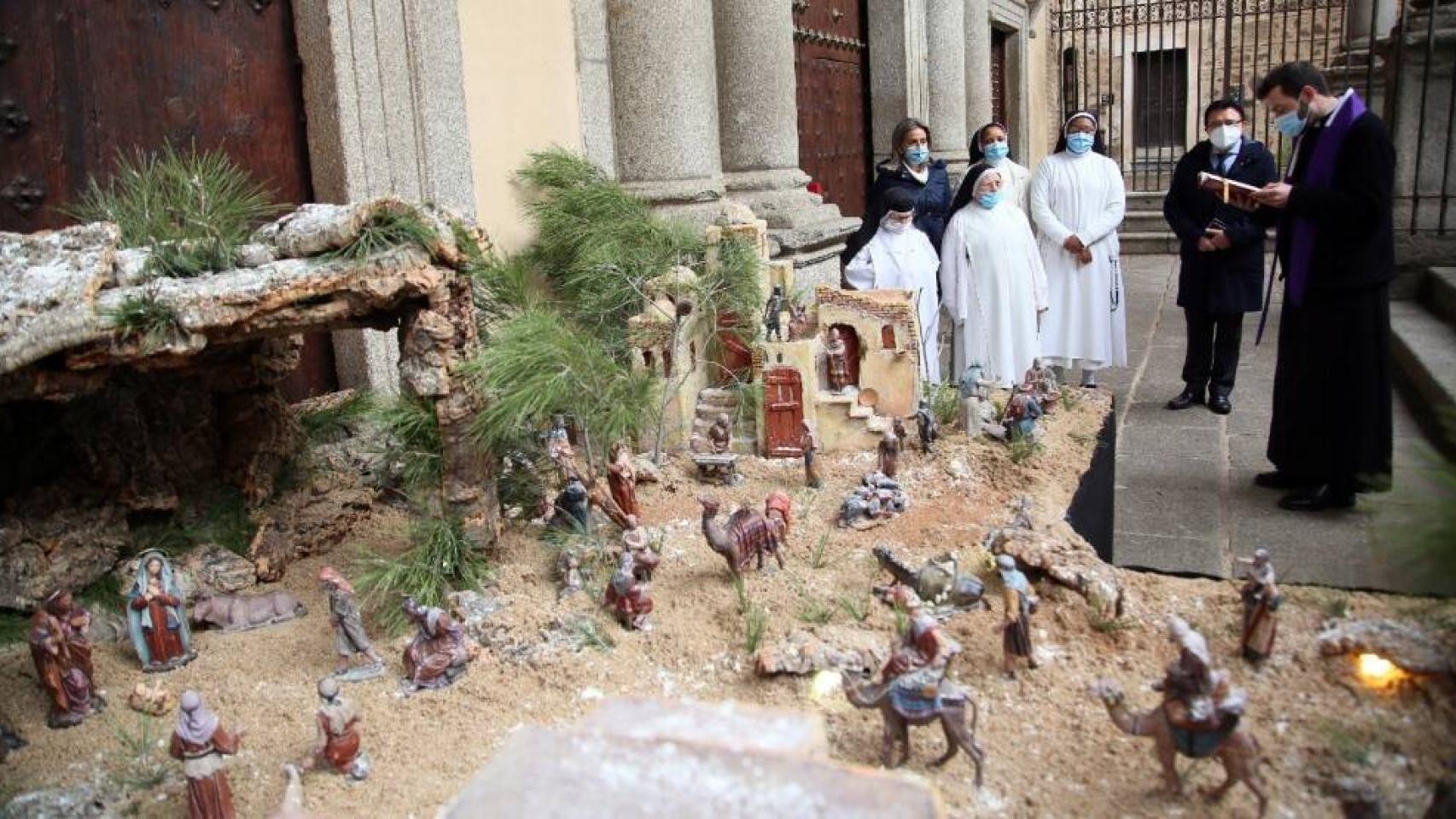 La alcaldesa de Toledo, Milagros Tolón, ha visitado este sábado el belén de las monjas de Santo Domingo el Real