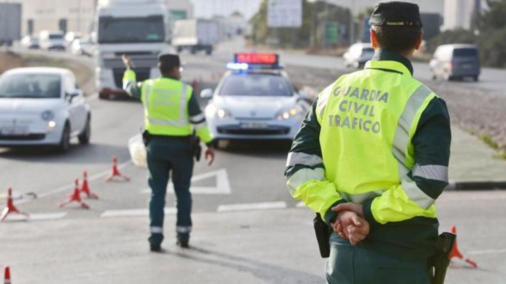 Guardias civiles de tráfico, en pleno operativo en las carreteras.