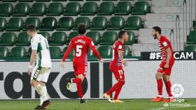 Los jugadores del Granada celebran el gol ante el Elche