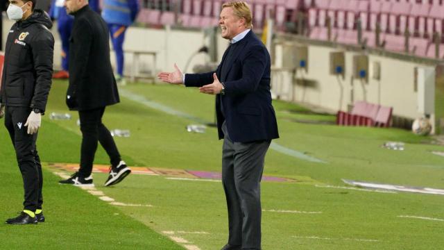 Koeman dando instrucciones en la banda