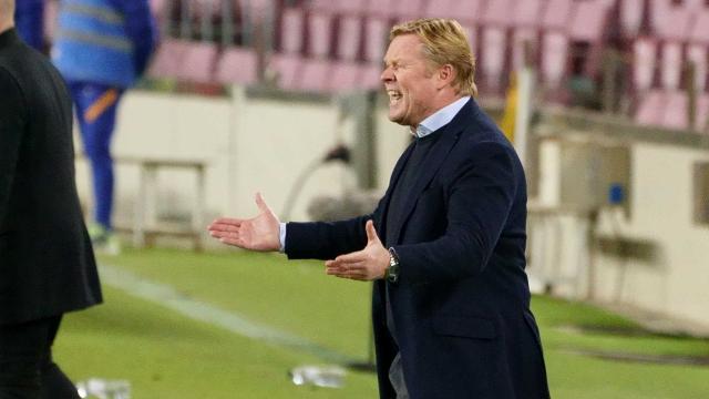 Koeman dando instrucciones en la banda