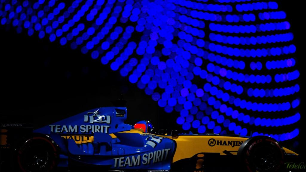 Fernando Alonso y su Renault R25 en el circuito de Abu Dhabi