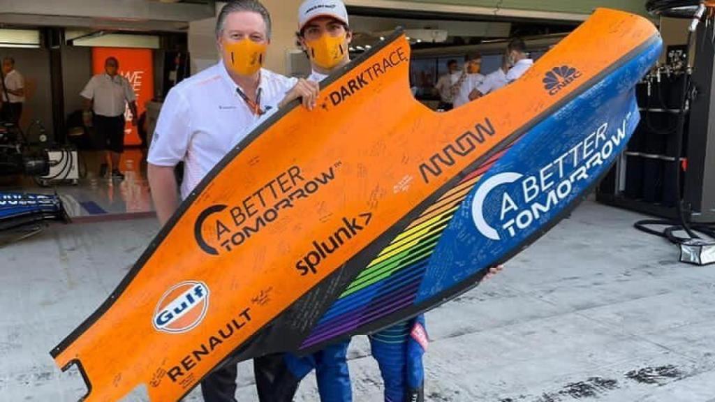 Zak Brown y Carlos Sainz Jr. con su regalo. Foto: Instagram (zbrownceo)