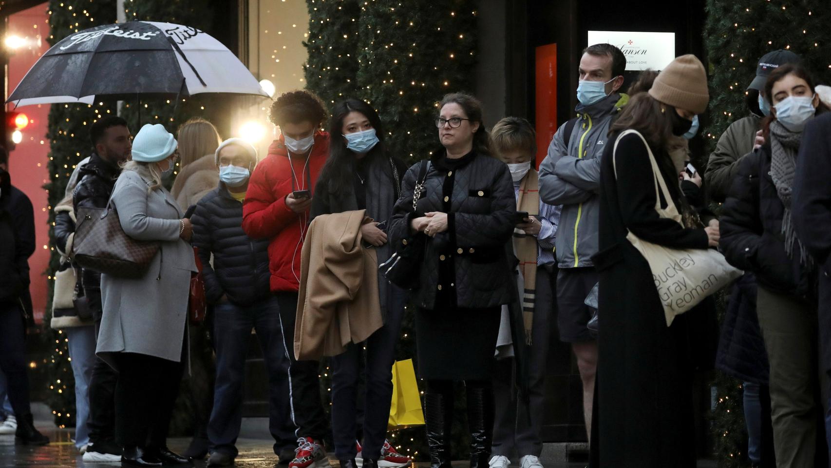 Varias personas pasean en Londres.