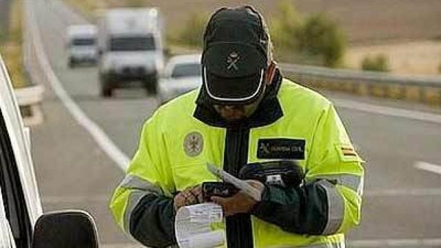 Un Guardia Civil pone una multa.