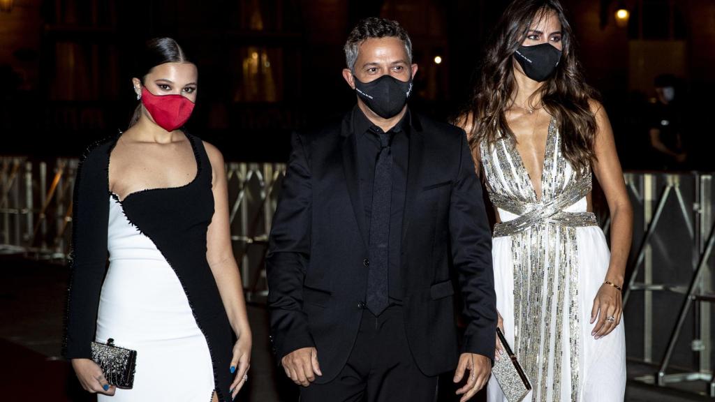 Alejandro Sanz junto a dos de las mujeres de su vida, su hija Manuela (a la izquierda) y Rachel Valdés.