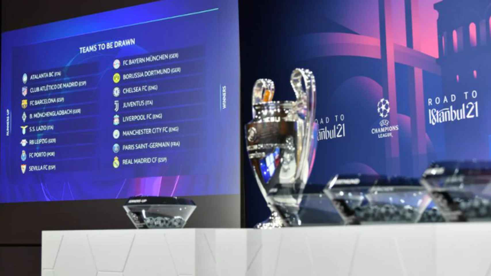 El trofeo de la Champions League, presidiendo el sorteo de octavos de final