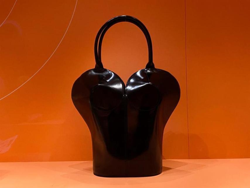 En esta exposición los bolsos históricos representan a varios personajes de la vida pública.