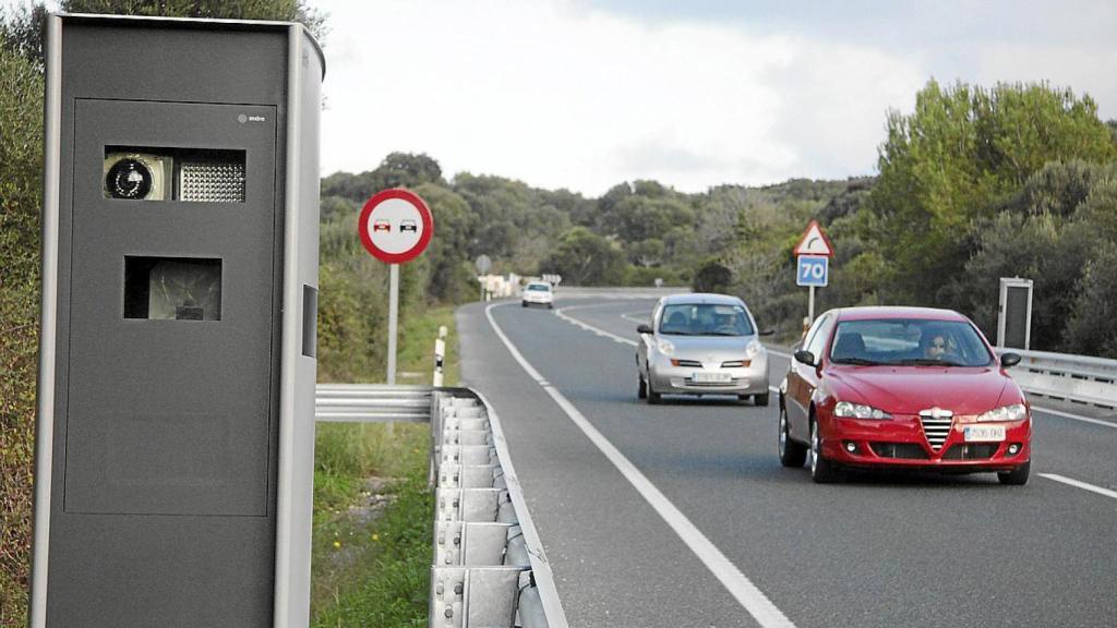 Uno de los radares de tráfico en una carretera de Menorca.