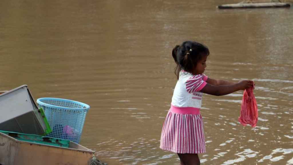 Una niña damnificada por las tormentas tropicales Eta y Iota.