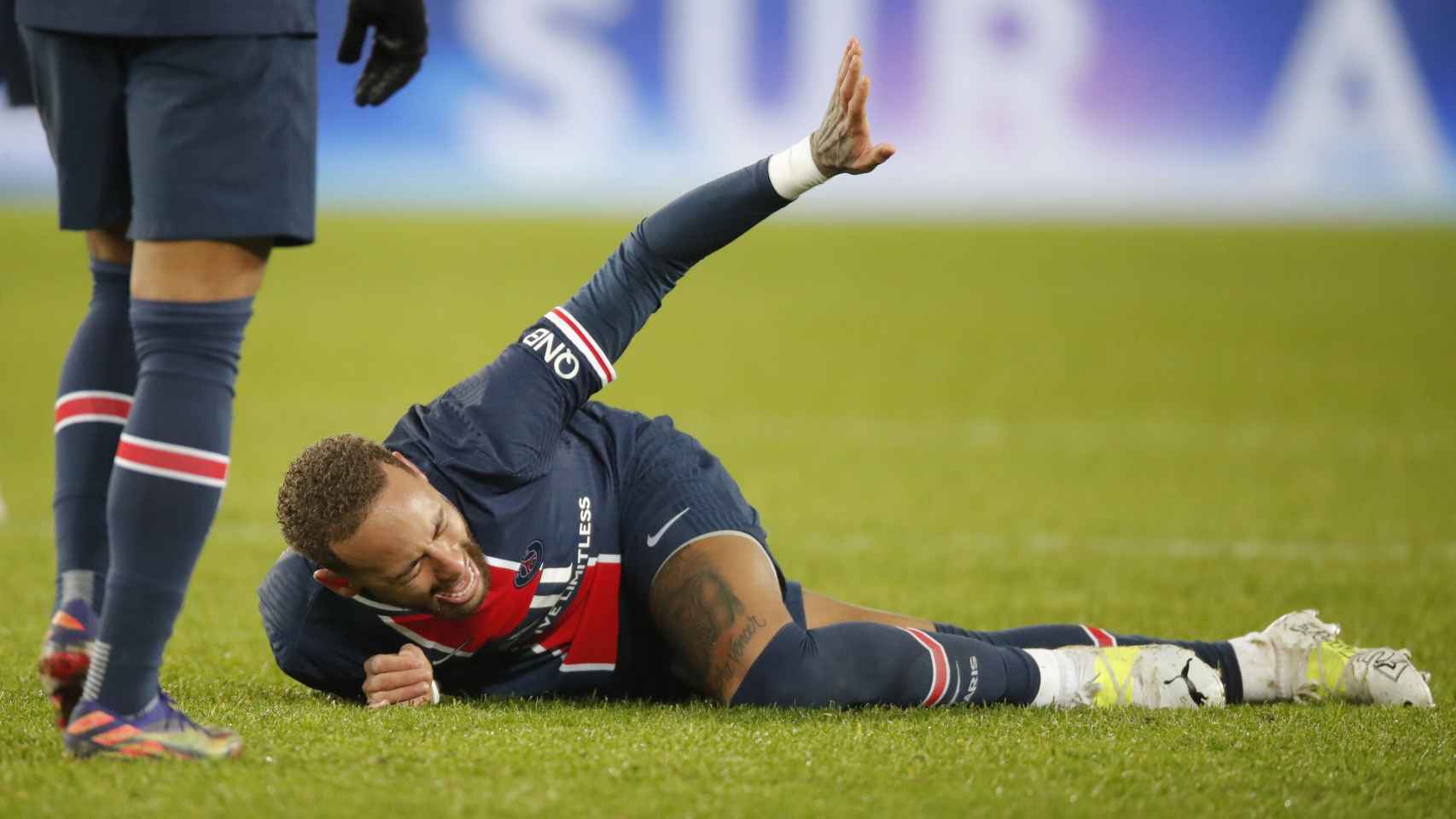 Neymar Jr. tumbado en el suelo del Parque de los Príncipes