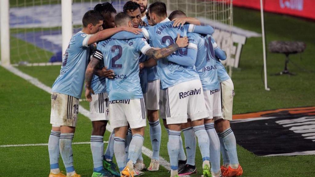 Piña de los jugadores del Celta de Vigo en La Liga 2020/2021