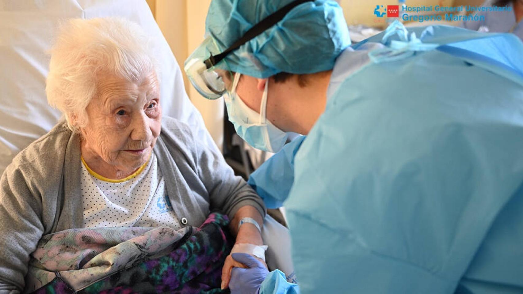 Elena charla con un sanitario del hospital Gregorio Marañón