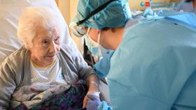 Elena charla con un sanitario del hospital Gregorio Marañón