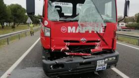 El conductor de la grúa ha quedado atrapado pero finalmente ha podido salir sin daños por la luna delantera (Bomberos de Toledo)