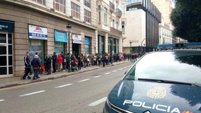 Colas para el reparto de alimentos en la antigua Sede de Unicaja en Valencia, okupada por el Frente Obrero. EE