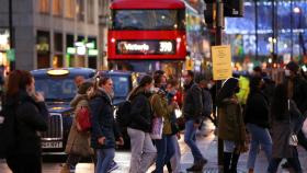 Gente caminando por la calle de Oxford Street en Londres.
