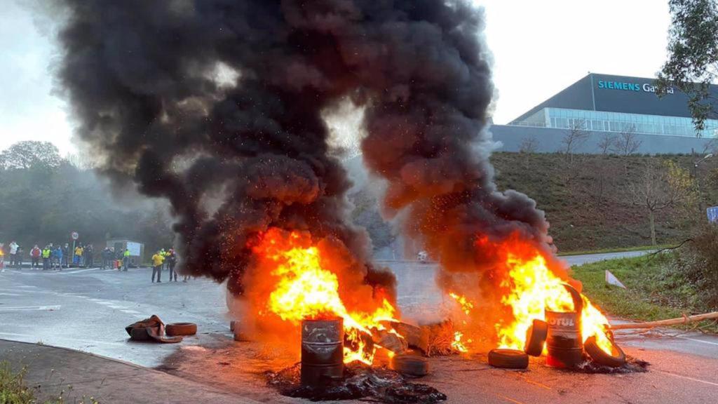 Protesta de los trabajadores de Siemens Gamesa en As Somozas (A Coruña).