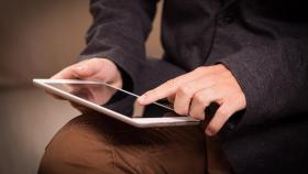 Una persona sujeta una ‘tablet’ en una foto de archivo.