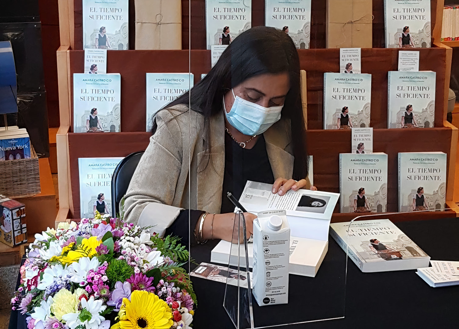 Amara Castro firmando ejemplares en la librería Librouro en Vigo.