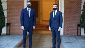 El presidente del Gobierno, Pedro Sánchez (i) y el presidente del PP, Pablo Casado, en Moncloa.