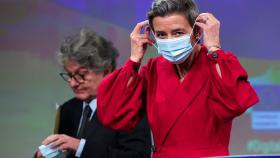 La vicepresidenta de la Comisión Europea, Margrethe Vestager, y el comisario de Mercado Interior, Thierry Breton, presentaron el martes pasado los borradores de las futuras Directivas digitales.