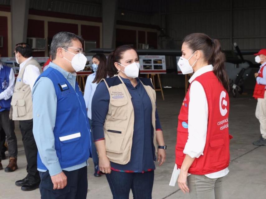 La reina Letizia junto al presidente de Honduras, Juan Orlando Hernández, y su esposa, Ana García Carías.