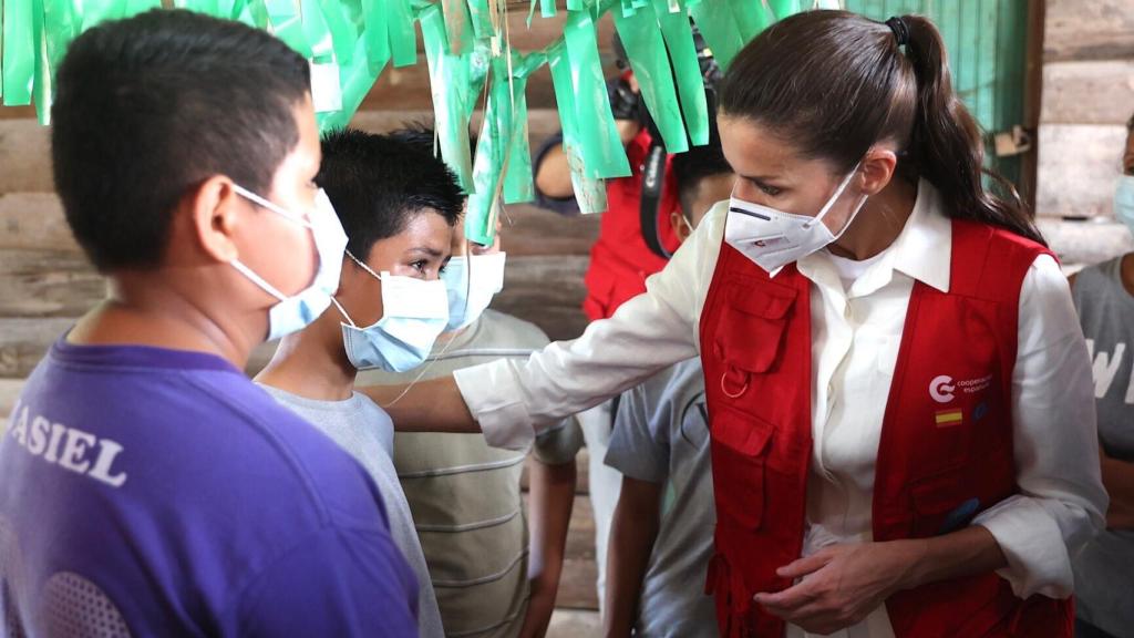 Encuentro de la Reina con alumnos del Centro de Educación Básica Oswaldo López de Arellano, en el que se desarrollará por parte de la cooperación  un proyecto de reconstrucción y transformación educativa.