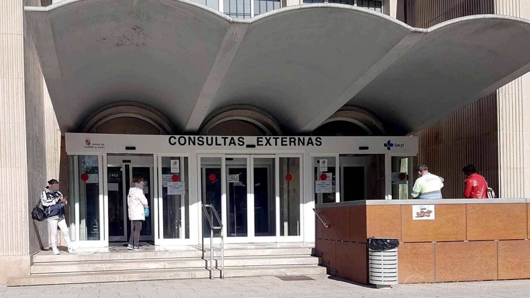 Entrada de consultas externas en el Hospital Virgen de la Concha de Zamora