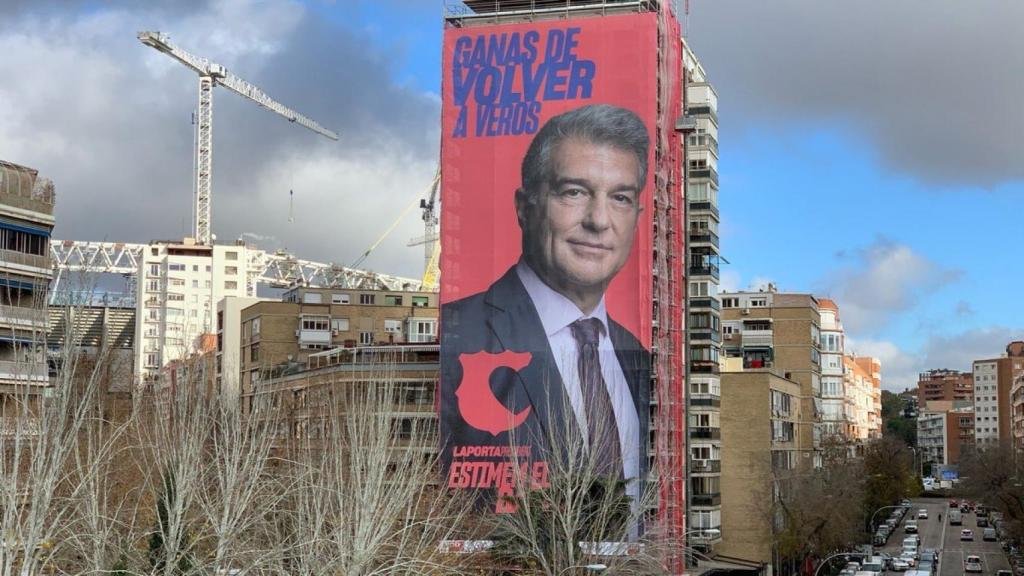 La pancarta gigante de Joan Laporta a pocos metros del Santiago Bernabéu