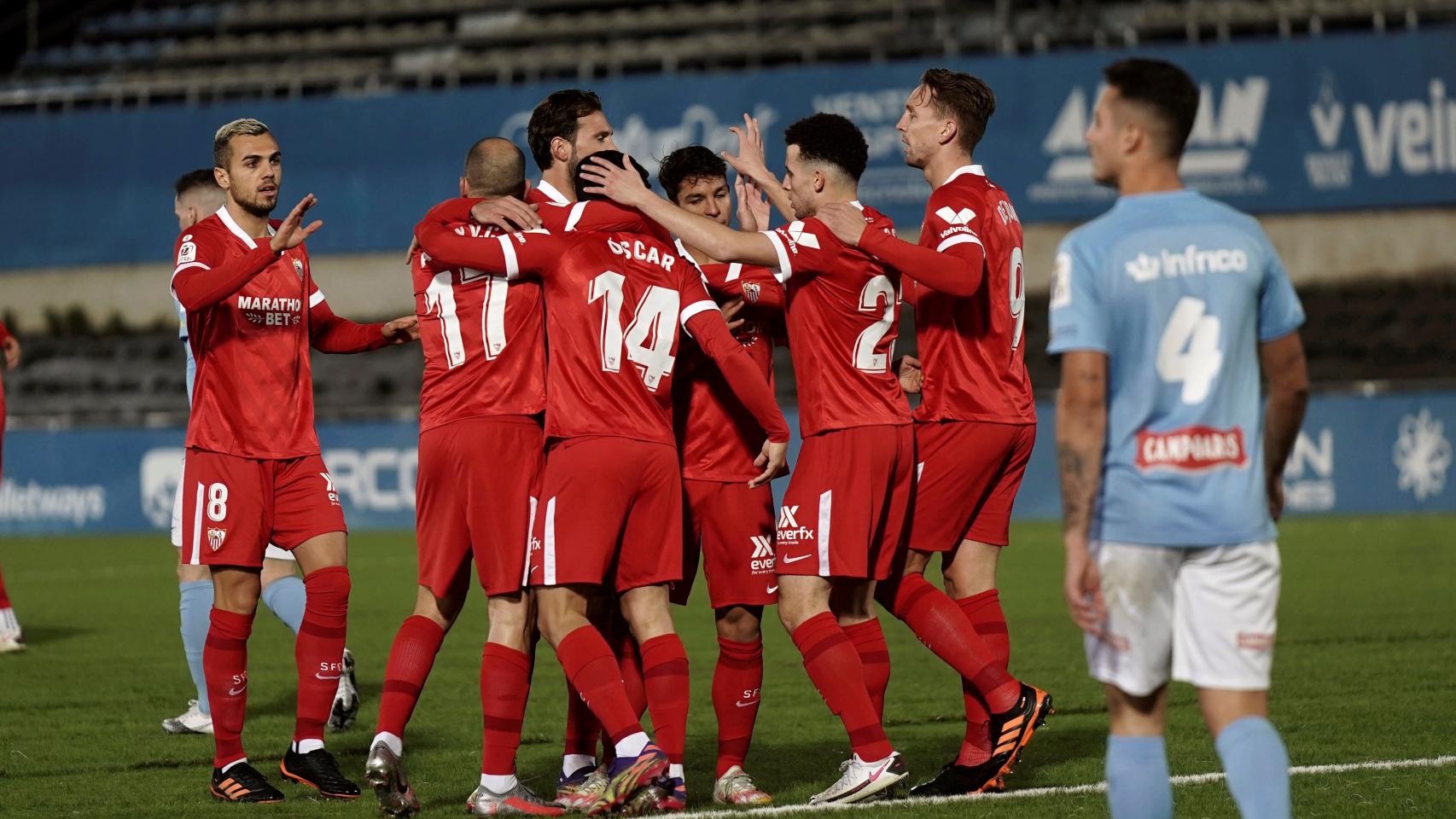 La plantilla del Sevilla celebra un gol ante el Lucena