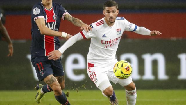 Angel Di María persigue a Houssem Aouar durante un PSG - Olympique de Lyon